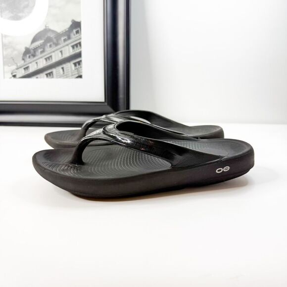 Oofos Women's OOlala Recovery Flip Flops in Glossy Black size 10 - Picture 1 of 8